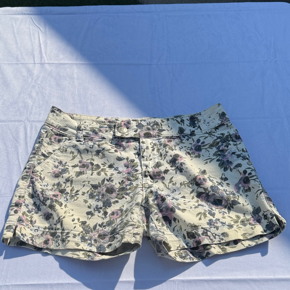 d. jeans Cream and Purple Floral Women's Shorts